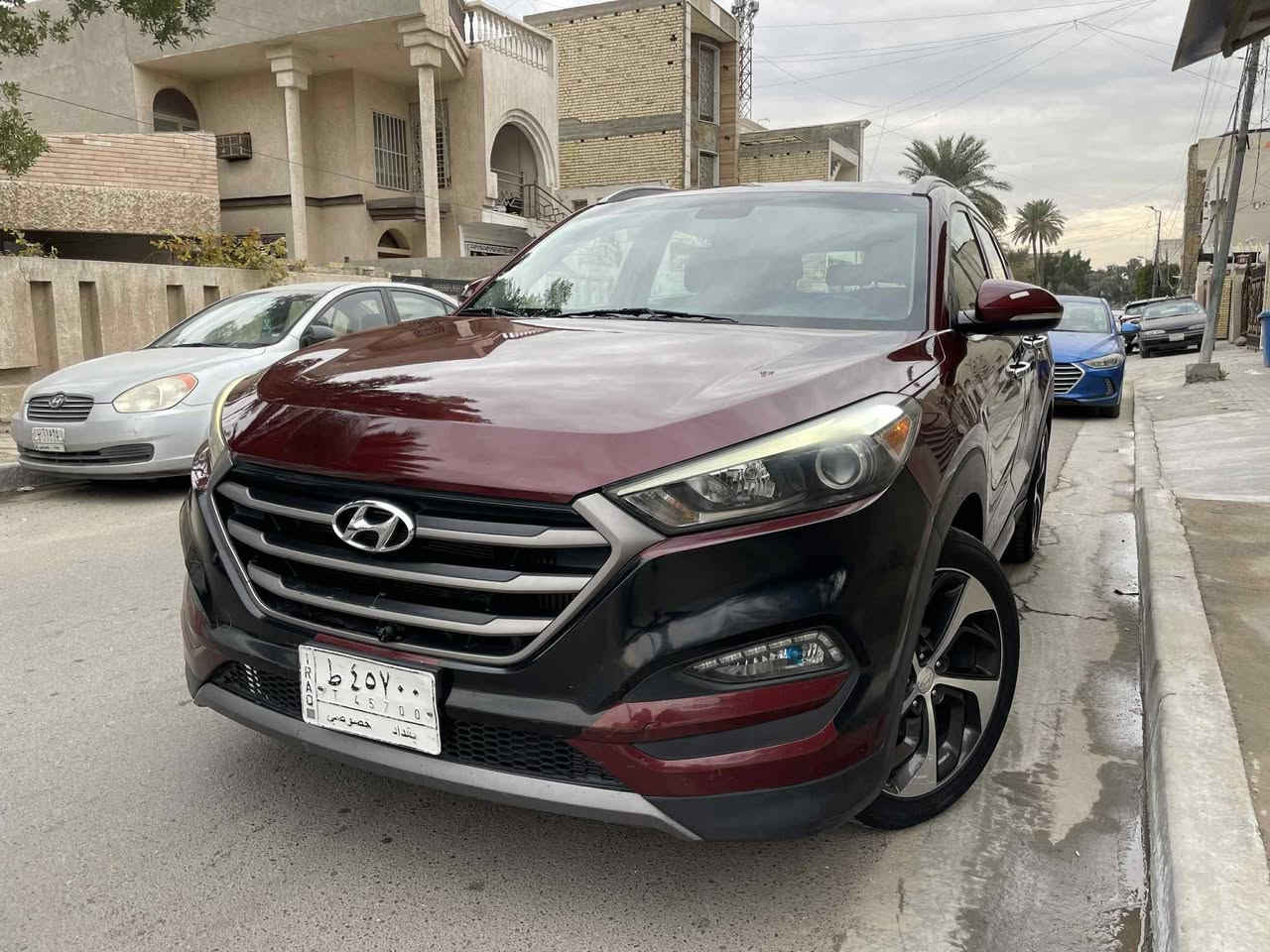 ***********  جديده جداا
توسان ٢٠١٦ امريكي
فول عده فتحه وبصمه
لد وحاجب امامي خلفي 
حساس خلفي 
شاشه وكامره 
فول تحكمات ستيرن
صدرامامي خلفي جديد 
تخم تاير وباتري جديد
ماشيه ١٠٠ الف تقريبا
 محرك ١٦٠٠ تيربو ممفتوح بلادي
 سيارة جديدة وجاهزه مابيها اي نقص
 حادثها بسيط بيها جاملغ خلفي وباب خلفي عكس  صبغ وشبر بالبنيد مبين وواضح  
سونار موجود
فرشا الاصليه وعدتها الاصليه
 بدون دواخل بدون ايرباك 
مكاني بغداد الاعظمية 
السعر ١٢٩ ورقة 
الشراي يجي ويشوف بعينه  
اتصال فقط مكلف بلنشر 
 ***********
