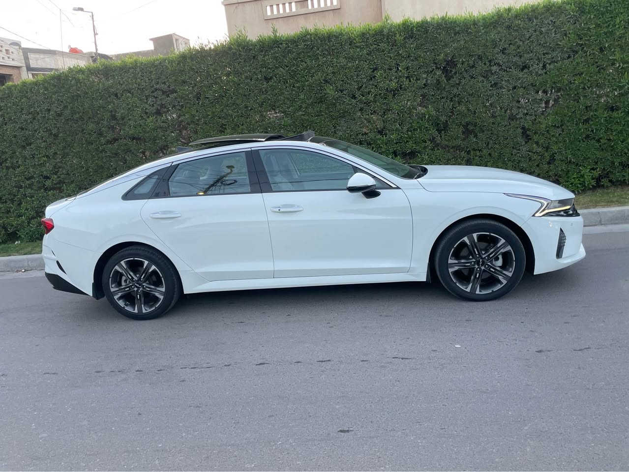 السلام عليكم للبيع فقط 
كي فايف 2023 خليجي شركة الدولية محرك 2000 دوش فول مواصفات بنوراما / بصمتين / كشن كهرباء / لدات فول الفول ماشيه 41 الف بيها شويه صبغ بالبنيد بدون دواخل بيها شويه بارد سيارة جديدة وجاهزه مابيها اي نقص مكاني بغداد الاعظمية 
السعر 198 ورقة اتصال *********** بغداد, العراق
