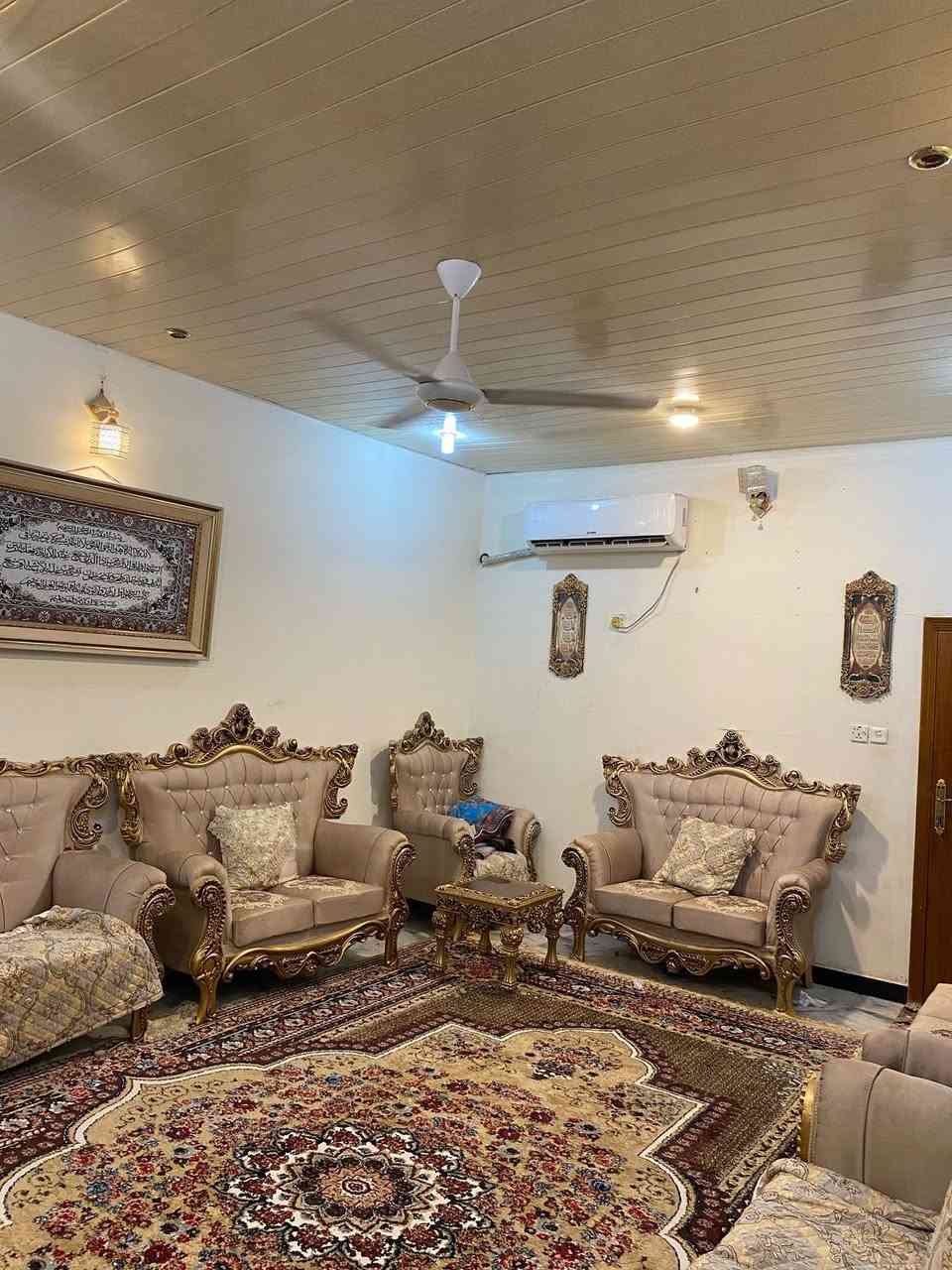 دار للبيع  طابو صرف 200 متر 
الموقع حي الحسين قرب ثانوية الكندي 
البيت طابقين الطابق الأول
 استقبال مع غرف نوم اثنين مع صاله ومطبخ حار وبارد 
الطابق الثاني 4 غرفة نوم مع  حمامات  اثنين مع صاله  
علما ان البيت مقابل ساحة خضراء حديقه 
سنة البناء 2008 وتم ترميمه حديثاً


**إذا كنت صاحب هذا الإعلان وتريد حذفه لأي سبب، رجاءا أرسل رسالة إلى الدعم الفني**