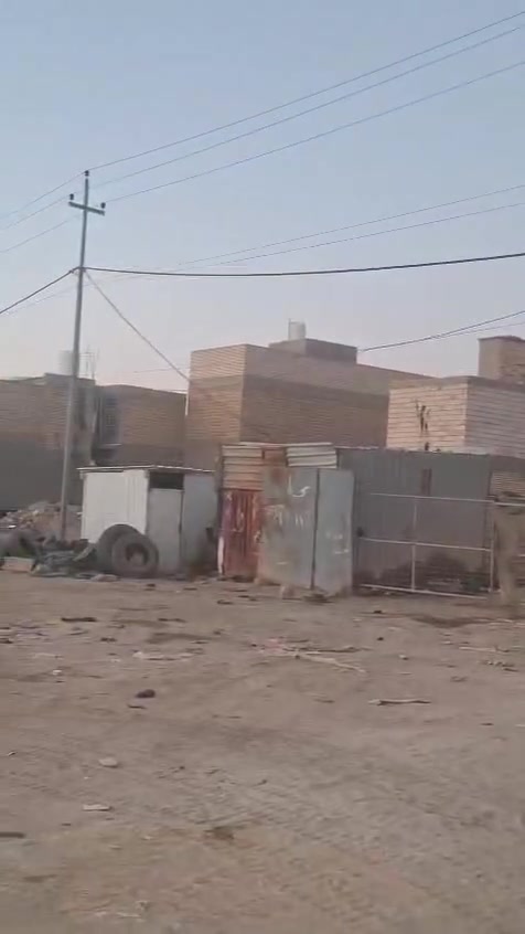 بيت طابو ملك صرف المساحه ١٠٠ متر بناء حديث طابق ونصف الطابق الارضي يحتوى على استقبال كبير وصاله ومطبخ الثاني يحتوى على غرفة نوم وهول كبير ومطبخ وسطح المكان النجف الاشرف حي النداء الجزيره قرب شارع ٦٠ بظهر التجاري ثاني بيت للأستفسار الاتصال على الرقم *********** او المراسله ع الخاص
