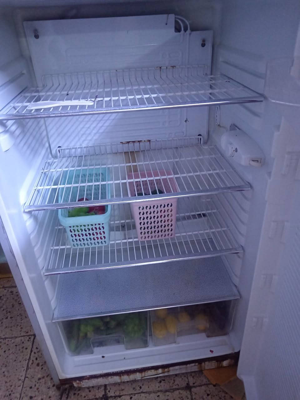 ثلاجه للبيع شغاله وفريزها يجمد 
بيها رجل وحده مكسوره بيها خياس من جوه مو كلش يعني 
كلشي واضح بالصوره 
السعر 150


**إذا كنت صاحب هذا الإعلان وتريد حذفه لأي سبب، رجاءا أرسل رسالة إلى الدعم الفني**