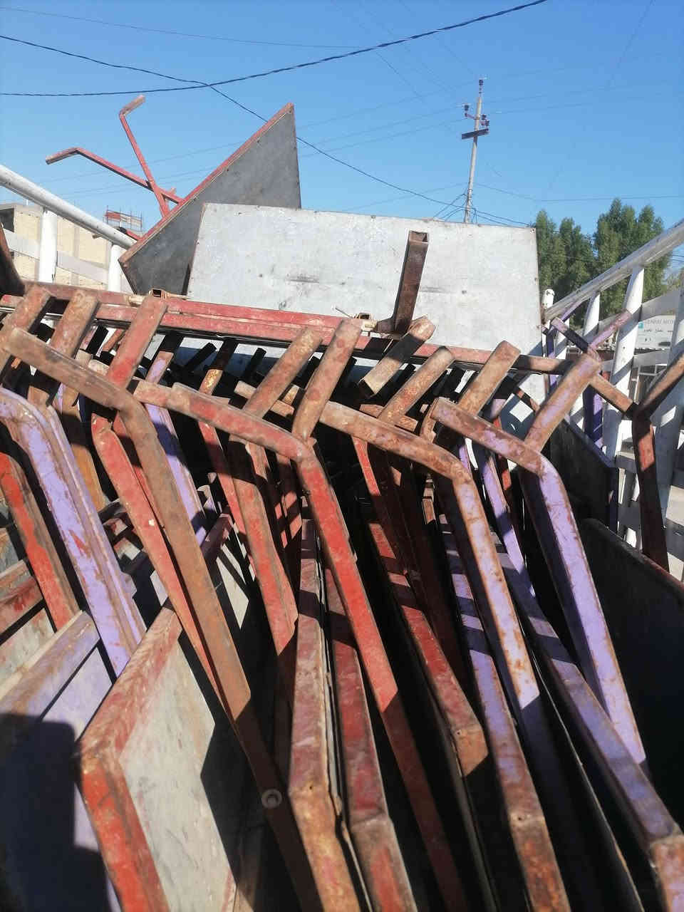 ميز حديد مقلون نظيف العدد ٧٠ بغداد ***********
