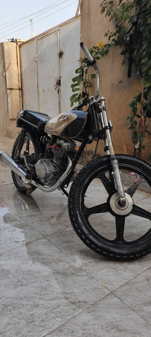 دراجه كلك للبيع
المكان ناصرية خلف السجن الإصلاحي. حي الصحفيين
السعر 200 وبيه مجال 
***********
