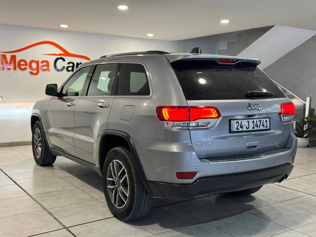 جيب كراند شيروكي 2021 4x4 كلين تايتل
ماشيه 113,000
فول مواصفات limited 
سيارة جاهزه من كل شي سيرفس كامل
داخله كلين بس هنا صار بيها مكانتين صغار تعديل بارد 
بدون اي داخل او ايرباك كلها سليمه 
مكانها دهوك 
السعر 237 ومجال
***********
***********
