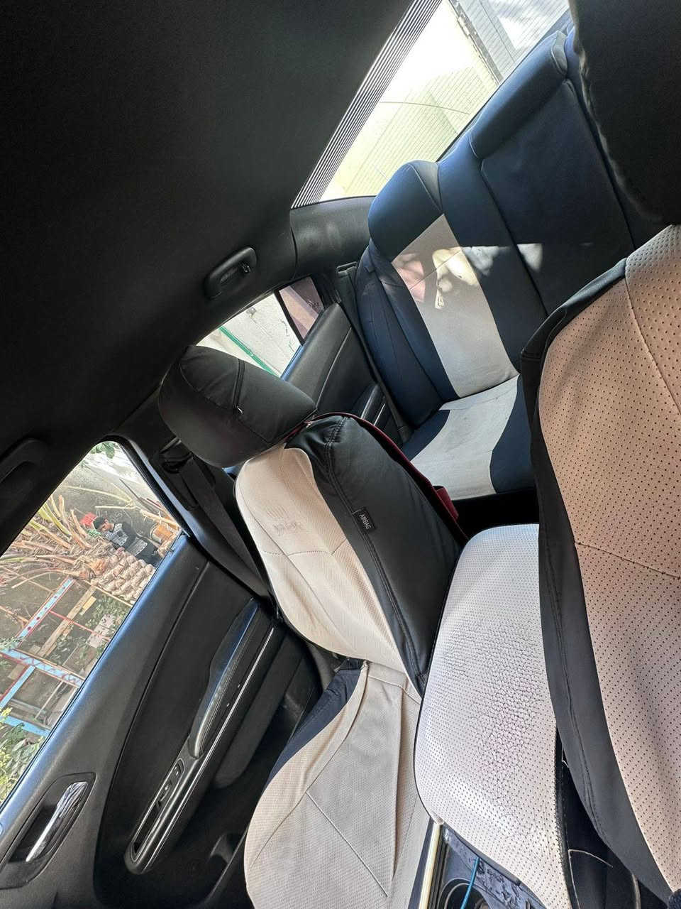 السلام عليكم
جارجر ٢٠١١ 
ضربتها جاملغ امامي ومصبوغه حزام 
رقم بغداد انكليزي 
محرك ٣٦٠٠ كير يخبل 
حداديه حلوه 
مكاني كربلاء السعر ١٣٠ 
***********
‏‪***********‬‏
