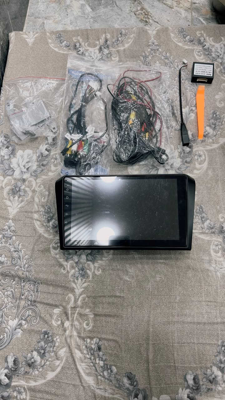 السلام عليكم
شاشية سيارة Android كاملة الملحقات اي نقص مابيها جديدة غير مستخدمة 
بيها منافذ GPS و USB و Antenna(هوائي او اريل) 
مروحة تبريد بالمنتصف لحماية المعالج 
الشاشة تعمل بالمس 
بيها فتحة مايكروفون (MIC) وفتحة أعادة تعيين (RST)
تدعم بشكل رئيسي Apple CarPlay و Android Auto (سلكي أو لاسلكي عبر تطبيقات مثل ZLink)، والـ الواي فاي (Wi-Fi)، والبلوتوث، وتشغيل خرائط Google Maps و YouTube.

السعر 75 ألف


**إذا كنت صاحب هذا الإعلان وتريد حذفه لأي سبب، رجاءا أرسل رسالة إلى الدعم الفني**