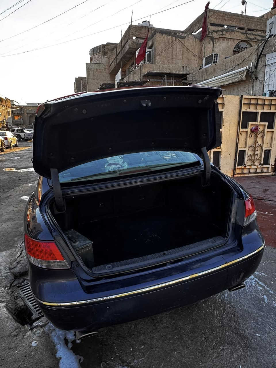 السلام عليكم ازيره موديل 2007 سياره جاهزه كير ومكينه مكفولات تبريد قطعتين ثلج ❄️ سياره لمتد فول 1/1 كشنات تدفئه + كهرباء تخم تاير جديد شاشه جديده رقم دولي بأسمي مكينه 6 سلندر فتحت سقف حادث امريكا جاملغ ايمن  بدون دواخل صبغ ثلاث قطع فقط باقي مكفول مكاني بغداد جميله *********** سعرها 90 وبيه مجال بسيط
