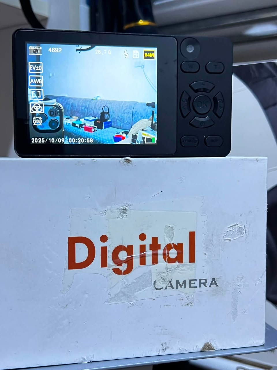 كاميرا رقمية مدمجة باللون الأسود تتميز بدقة 64 ميجابكسل وقدرة تصوير فيديو 4K.المواصفات: تحتوي على عدسة بتقريب رقمي 18x وفتحة عدسة F/1.8، مما يوفر أداءً جيداً في ظروف الإضاءة المختلفة.المميزات: تشتمل على شاشة قلابة مقاس 3 بوصات لسهولة التقاط صور السيلفي، وتتضمن ميزات مثل التركيز التلقائي ووضع الجمال 
التواصل على الرقم *********** في واتساب
