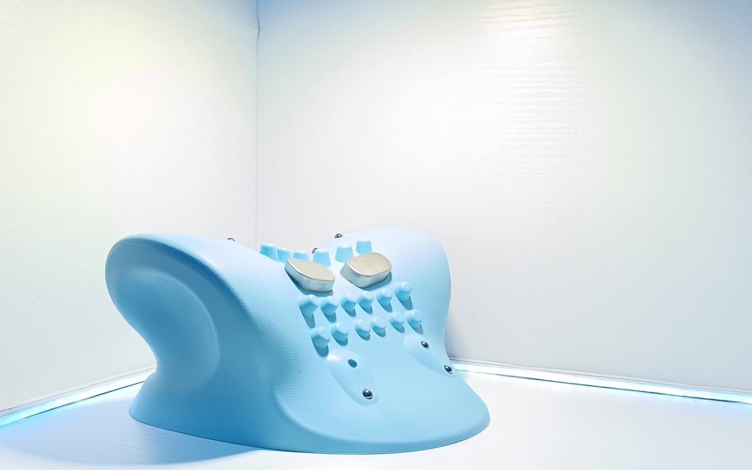 هذه وسادة تدليك محمولة قابلة لإعادة الشحن للرقبة والكتفين، تُعرف أيضاً باسم مدلك أو مرخي العمود الفقري العنقي.

تتميز برؤوس تدليك رباعية الأبعاد متطورة تحاكي لمسة المدلك المحترف لتدليك عميق.

يوفر الجهاز إعدادات متعددة للحرارة والاهتزاز ومستويات الشدة.

سهلة الحمل ومزودة ببطارية قابلة لإعادة الشحن بسعة 1500 مللي أمبير، مما يسمح باستخدامها في أي مكان.

يهدف تصميمها المريح إلى المساعدة في تخفيف التوتر والتصلب والإرهاق في الرقبة والكتفين.

سعر 20.000 دينار و توصيل مجاني 
***********
