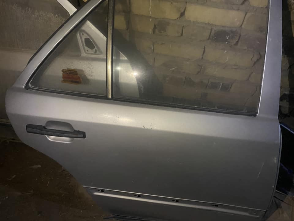 السلام عليكم. 

من رخصت الادمن

بيبان عدد ٤
مارسدس دب مديل ٨٨. جدد بمعنه الكلمه بدون صبغ بدون ضربه بدون خياس

***********
***********
