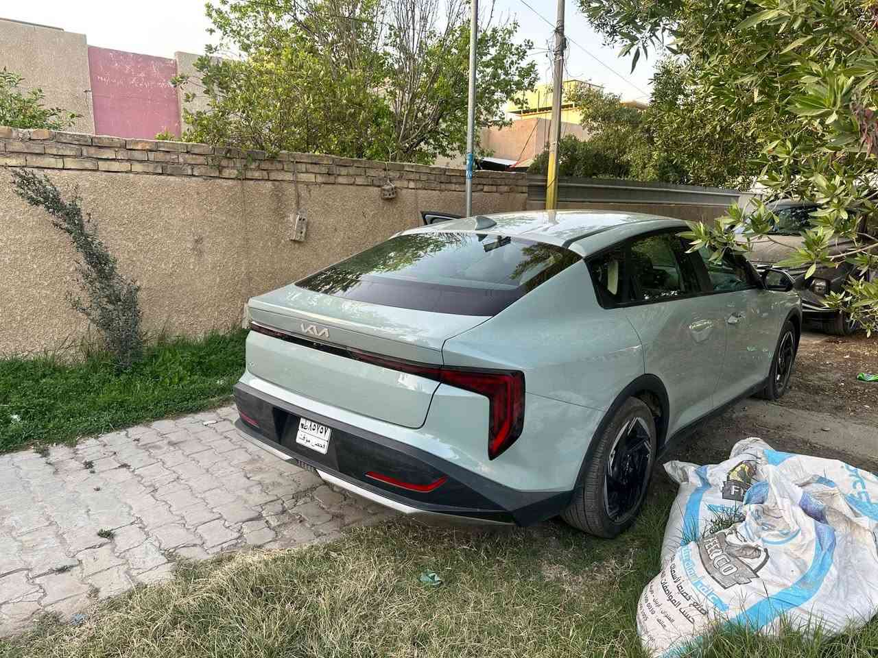 السلام عليكم 
كي فور موديل 25 وارد أمريكي 
حادثها تبديل قبق صندوق وتصليح بنيد فقط 
بدون ايرباك بدون شواصي بدون دواخل 
المسافة المقطوعه 6163 مايل
بدون رقم
مواصفات  معروفه
 بصمه ابواب
بصمه تشغيل 
تشغيل عن بعد 
اشاره ترحيب 
لد برتقالي نهاري 
شاشه متصله 
قياده ذاتيه 
مثبت سرعه 
مكينه 2000 تنفس طبيعي 
كير 8 نمر 

رادارات محيطيه 
وباقي المواصفات معروفه 
مكاني بغداد البياع
***********
