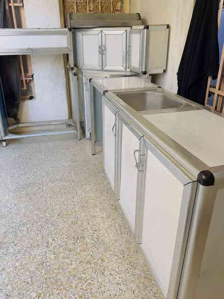 السلام عليكم كاونتر للبيع نضيف استعمال قليل 5 قطع ومفرغه هواي السعر 350 وبين مجال العنوان حله الاسكان للستفسار ***********
