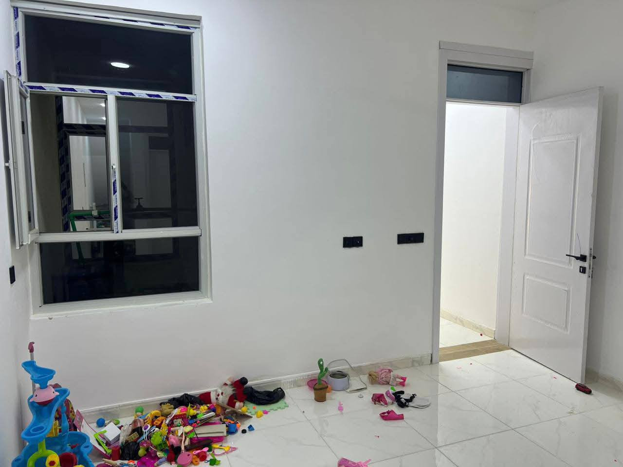 بيت 🏠 للبيع طابقين طابو زراعي منطقة بيت بنية فرع 14 المنطقة كامله الخدمات البيت يتكون من 3 غرف نوم 🛌 وستقبال وصالة وحمام طابق ارضي وطابق ثاني بناء درجة اولى بتصميم تركي وطابع حديث 
السعر 115 مليون وبي مجال شي قليل
***********
