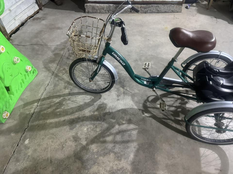 بايسكل ياباني حجم ٢٠  اخو جديد نظيف كلش ناقصه سله خلفيه بس سعر ١٤٠ الف بي مجال
***********
