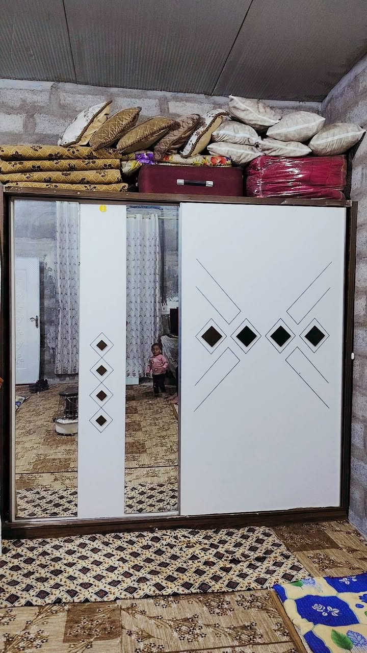 معرض غرفة نوم كامل للبيع، جربايته موجودة بس فاتحه ومصفطها. 
المعرض كلش حلو ونظيف ويصلح لأي غرفة نوم.
🔹 الملاحظة الوحيدة:
تايرتين مالات الباب واكعات فقط وتكدر تشرتريهم من السوك الوحده بالف دينار يعني ثنينهن بالفين دينار. 
✔️ الأبواب سليمة
✔️ المرايات نظيفة
✔️ التصميم مرتب وحلو
للاستفسار الاتصال على الرقم ***********
