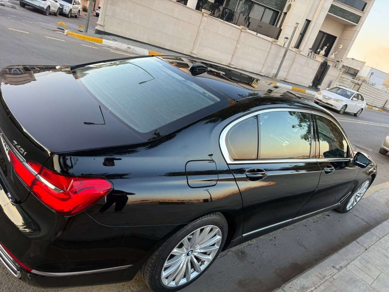 السلام عليكم
بي ام دبليو 740  وارد امريكي 2018 حادثة جاملغ وبنيد مصبوغ وربع والجاملغ الايمن مصبوغ السيارة بصمتين ابل كار بلاي لايت ذكي متحرك رادار بوابات امامية صندوق كهربائي بيبان اربع شفط اربع بصمات للبيبان السيارة فول مواصفات من الكامرات 360 درجة التبريد قطعتين وتدفئة  بالمقاعد مقاعد خزن ميموري ليد خلفي وليد داخلي الوان متغيرة كشنات جلد طبيعي صندوق السيارة ينفتح بالقدم والسيارة مكفوله كير ومحرك مناقصهه اي شي ونظيفة جدا ماشية 96 الف كيلومتر وبيهه هوايه موصفات اني مذاكرهن معروفه مواصفات البي ام السيارة جكات للاستفسار اتصال ***********
