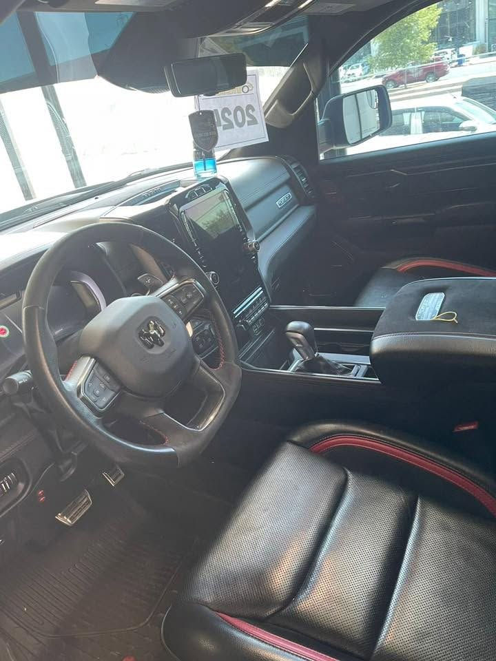 ديناصور رام TRX2024  ( هيلكات ) 702 HP

فول فول مواصفات العداد: 29 الف ميل 

سياره لون اسود مكفوله كفاله عامه سياره جديده  

المحرك: V8 – 6.2 لتر Hellcat Supercharged – قوة 702 حصان

الفئة: فول – أعلى فئة بالمواصفات

المواصفات ناقل حركة أوتوماتيك 8 سرعات

نظام دفع رباعي 4WD

تعليق رياضي مخصص للأوف رود مع نظام Bilstein Black Hawk e2

مقاعد جلد فاخرة مع تطريز TRX

مقاعد أمامية كهربائية مع تبريد وتدفئة

شاشة وسطية 12 إنج تعمل باللمس مع نظام Uconnect

نظام ملاحة مع خرائط الشرق الأوسط

كاميرات 360 درجة + كاميرا خلفية عالية الدقة

حساسات أمامية وخلفية

رادارات أمامية مع نظام تجنب التصادم

نظام تثبيت سرعة متكيف (Adaptive Cruise Control)

ستيرن كهربائي متعدد الأوضاع

نظام صوتي Harman Kardon بـ 19 سماعة

فتحة سقف بانوراما

شحن لاسلكي + مداخل USB Type-C

بصمة تشغيل + دخول ذكي

إنارة LED أمامية وخلفية مع نهارية

أوضاع قيادة متعددة (Sport – Baja – Snow – Mud – Rock – Auto – Tow)

نظام Launch Control

سعة سحب عالية تفوق 8,000 باوند

خطافات سحب أمامية وخلفية

جنوط أصلية TRX مع تايرات لجميع التضاريس

دبل إلكتروني مع دفرنش خلفي محدود الانزلاق

عدة كاملة + اسبير حجم كبير 

رقمي ***********
