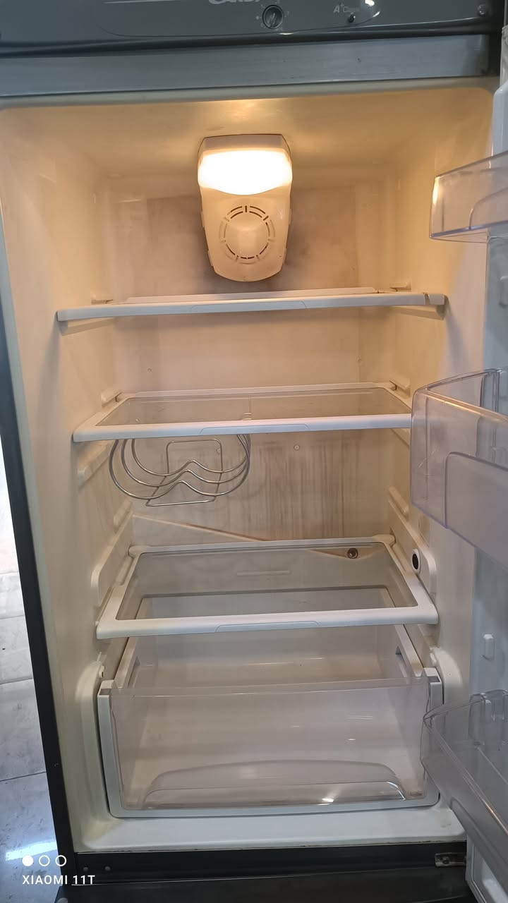 للبيع ثلاجة ماركة كاندي الايطالية موتور وغاز بلادي تبريد ثلج ب١٩٠ الف للتواصل ***********
