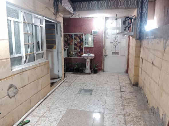 السلام عليكم ورحمه بيت لل بيع ١٠٠ متره الوجه ٥ متر النزال ٢٠ البيت نضيف يحتوي عله حمام خرجي ومطبخ خارجي و ١ستفبال و وحولي كبير و. حمام دخلي ١ غرفه  الطبق الارضي و الطبق الثاني و يحتوي عله حولي و ٢ غرف نوم و الطبق الثالث بيتونه كبيره وصطحين    البيت مكانه الحسينيه ما الرجديه موقع البيت الجريخي قرب اسوق الثقلين بل فرع اول فرع  البيت سعره  ١١٥ مليون الاستفسار اتصل عله هاذه الرقم *********** وموجود واستاب
