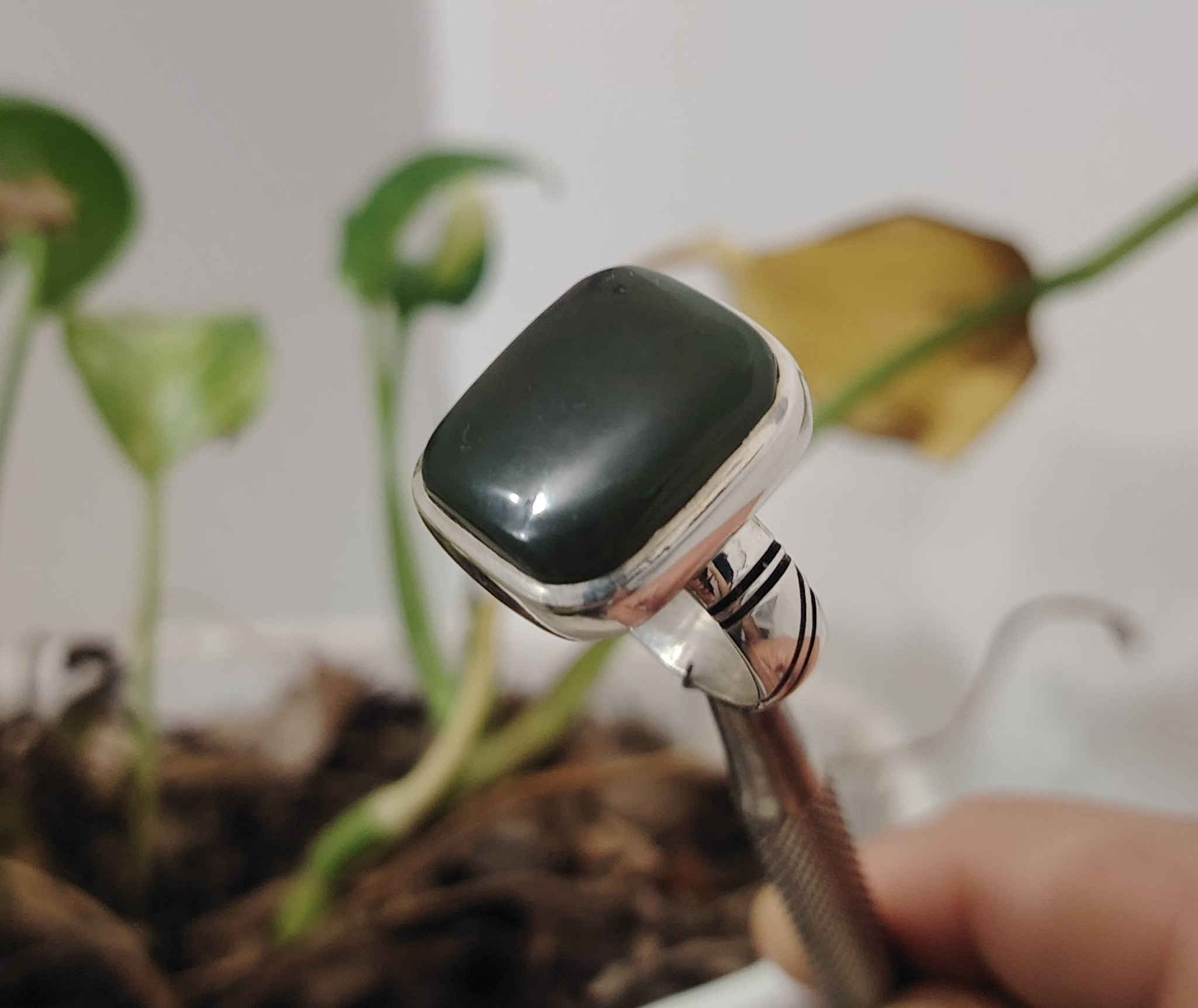 خاتم من حجر اليشم اليماني الطبيعي
صياغه ثقيلة وجميلة فضه عيار ٩٢٥
يوجد توصيل إلى جميع المحافظات
التواصل ع الخاص او ع الواتساب ***********
