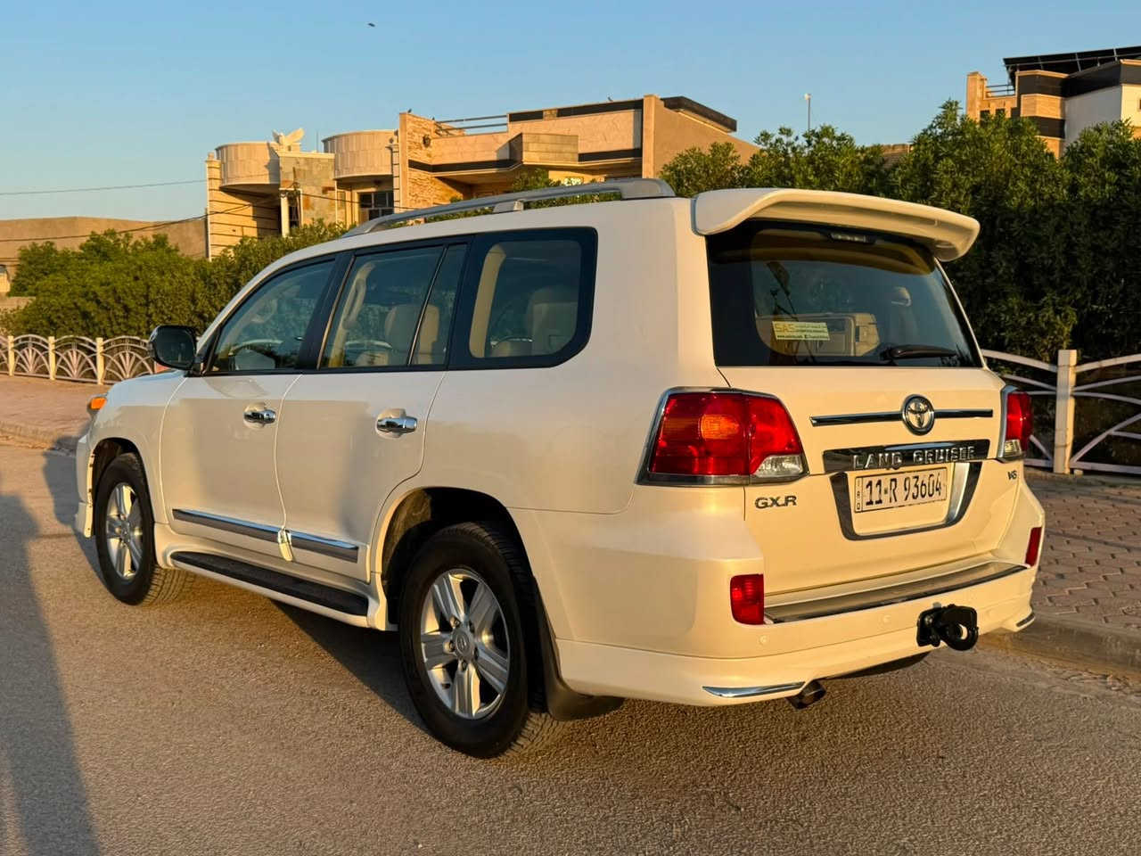 تويوتا لاندكروز 2014
كفاله عامه من الصبغ 

فول مواصفاتGXR 

V6 

ماشيه 107 الف حقيقي
395$ ورقه وبيه مجال 
***********
