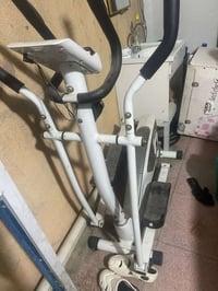 جهاز اوبتكال لتمارين الكارديو بي سرعات متعددة ويحتوي على شاشة تحسب الس...