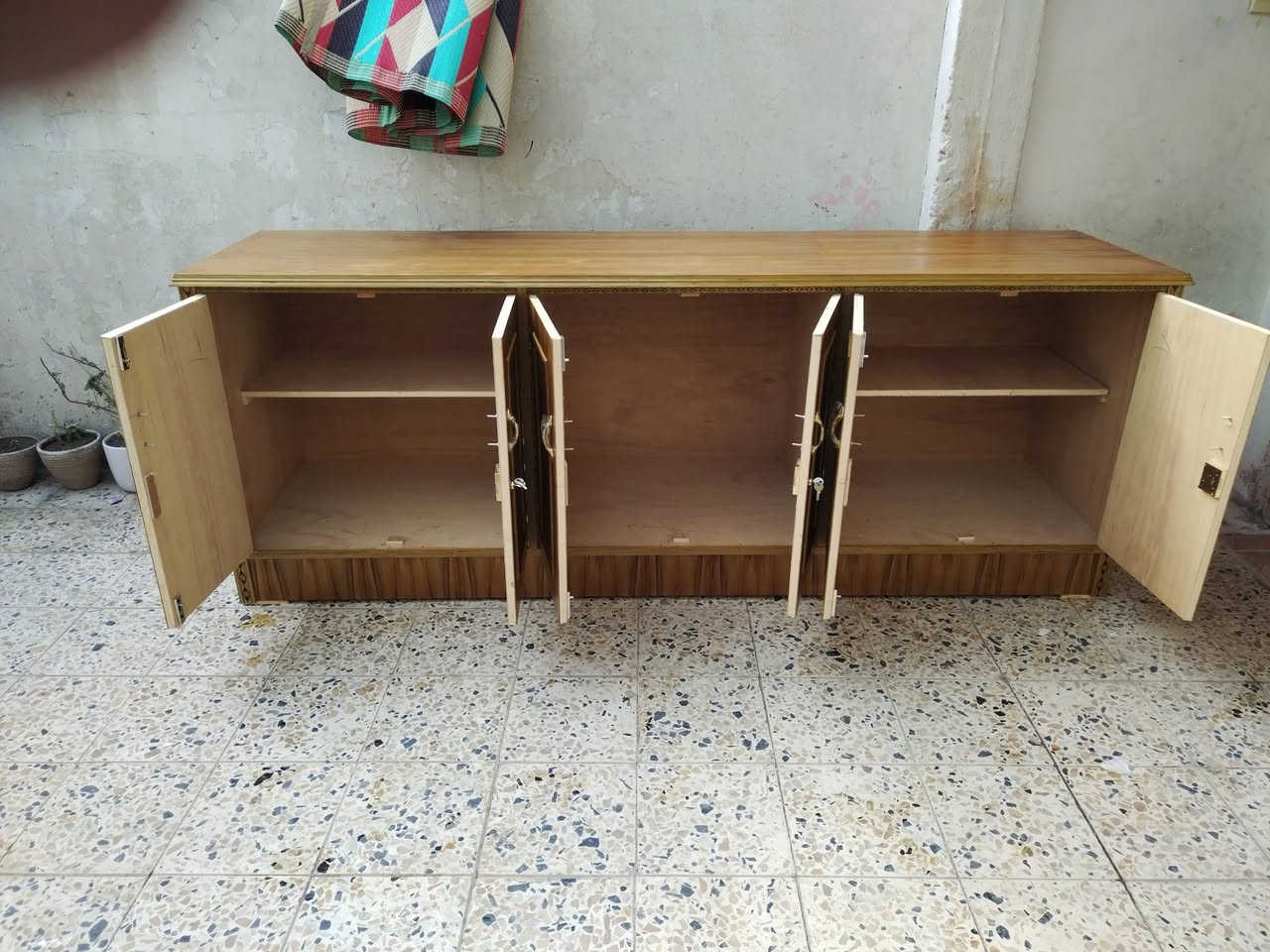 بوفيه جديده حطاطه ما مستخدمه مترتين ونص للبيع السعر 150 بعقوبه التحرير الرقم ***********
