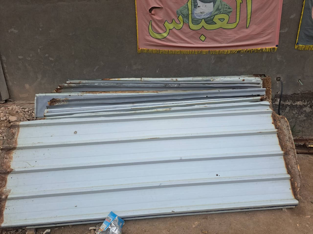 سندويج مستعمل العدد ١٤ قطعة طول القطعة ٣ متر بس ابيعه ٢ ونص سعر القطعة ٢٥ الف مكاني حله شارع ٨٠ مجاور مشروع ماء محيزم
