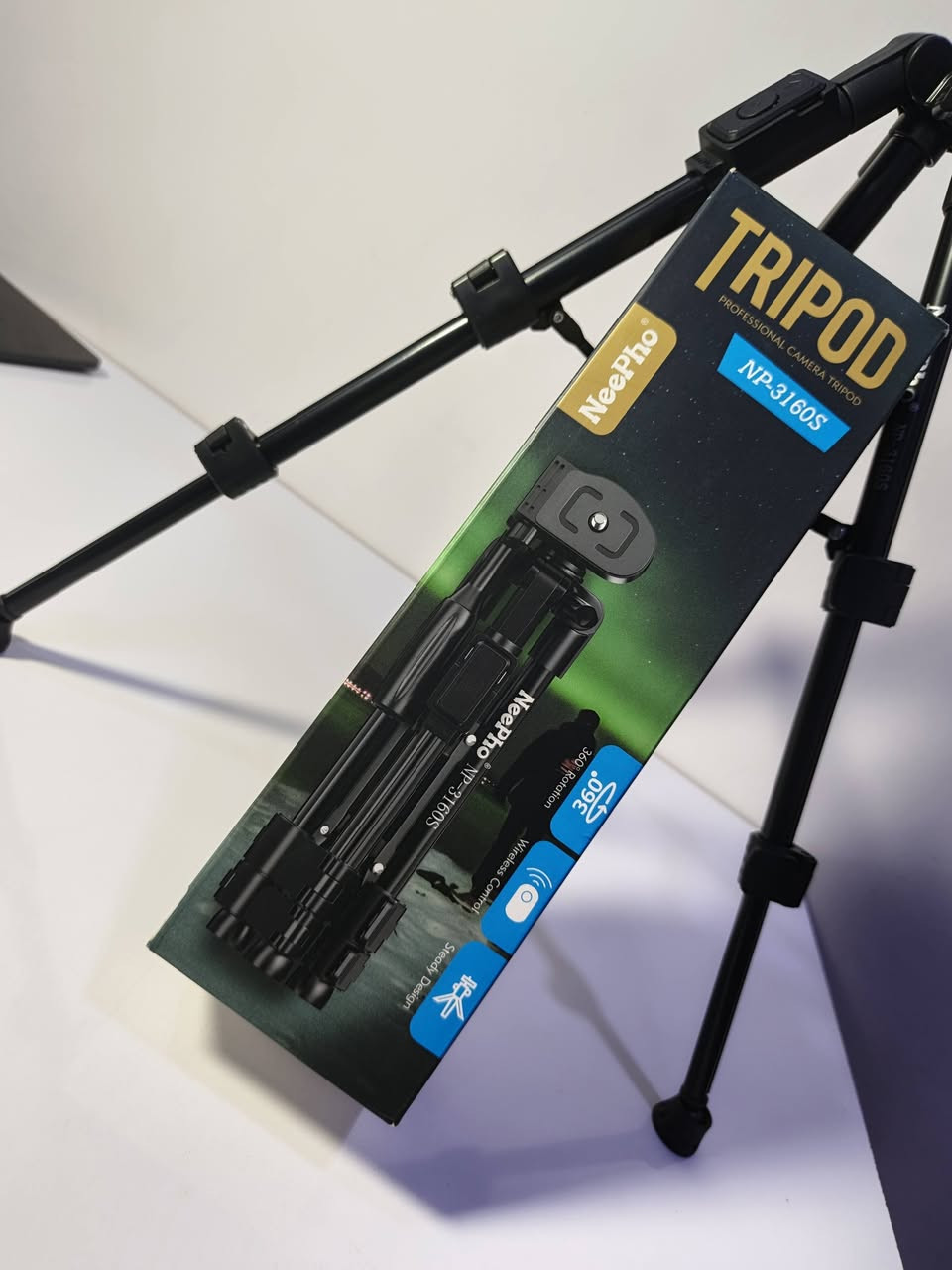 حامل ثلاثي احترافي NP-3160S من Neopron – متانة واحترافية في التصوير
📷 موديل NP-3160S

✅  يستخدم للموبايل والكامرة 
✅ أرجل ألمنيوم بثلاثة مقاطع مع دعامة لثبات إضافي
✅ عمود رفع مسنن (Geared Elevator) للتحكم الدقيق بالارتفاع
✅ لوحة سريعة الفك بمسمار ¼ بوصة لتركيب الكاميرا بسرعة
✅ يدعم دوران 360 درجة لتصوير فيديوهات بانورامية سلسة
✅ منافذ SDI-C IN/OUT و USB-Microphone لتوصيل الملحقات الاحترافية
✅  الارتفاع 685 سم - سهل النقل والتخزين

--- السعر 20 الف 

🚚 موجود توصيل لكل محافظات العراق 🇮🇶
📲 للطلب والاستفسار راسلونه على الواتساب:
📞 ***********

#ترابويد #تصوير_احترافي #معدات_تصوير #Neopron #العراق #تصوير_فيديو
