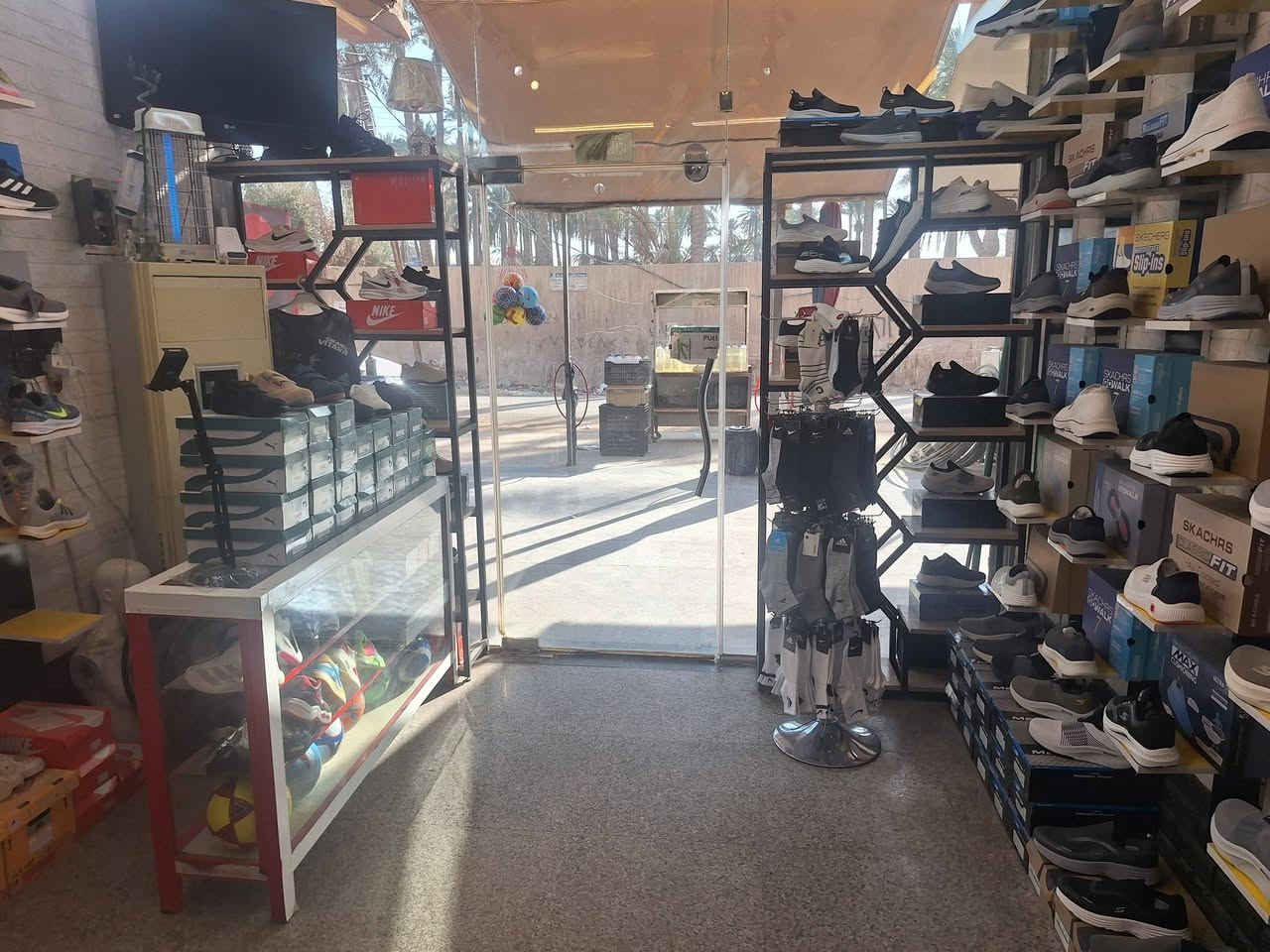 محل احذية للبيع مع كامل محتوياتة
العنوان كاظمية مدخل الطائين مجاور افران المرتضى 
الاتصال ***********
