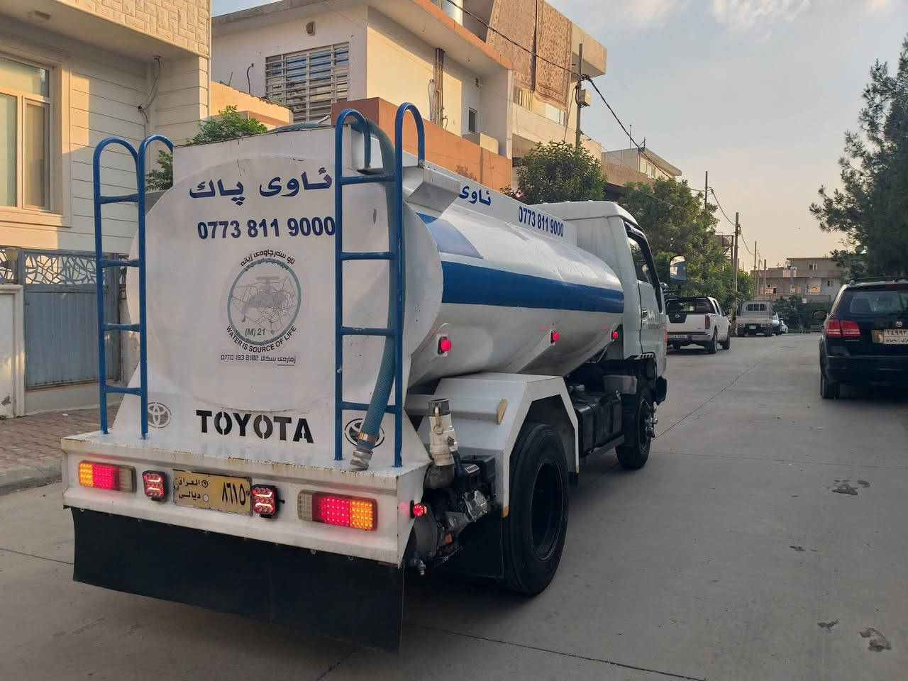 تەنکەری ئاو بۆ فرۆشتن
TOYOTA DYNA 
توێتادانیا 5 برخو 16Bمۆدێل 1997 ئاڕم پلاستیكی هەولێرجۆکەرە بەشەرتی ئاڕموئەوەلیات ڕەقەم لەسەرشانسی سەیارەیەکی تابڵێی پاک و جوانە ئاوێنەی کارەبای و هەردووجام کارەبای گێرو مەکینەی وئەکسلی بەشەرت وەڕەق لەسەرە
تەنکی گەورە 23 بەرمیلی گەڵبەنایز  
تاقم تایەی لۆك مۆلیدەی کۆژین ئەسڵی لۆك 40مەترسۆندە تازە
سەیارەکە حالیەن لە ئیشایە بەس سایەقێکی کەمە 
ڕەقەمی خاوەنی لەسەر تەنکەرەکەیە.
شوێن سلێمانی ژ.م
***********
