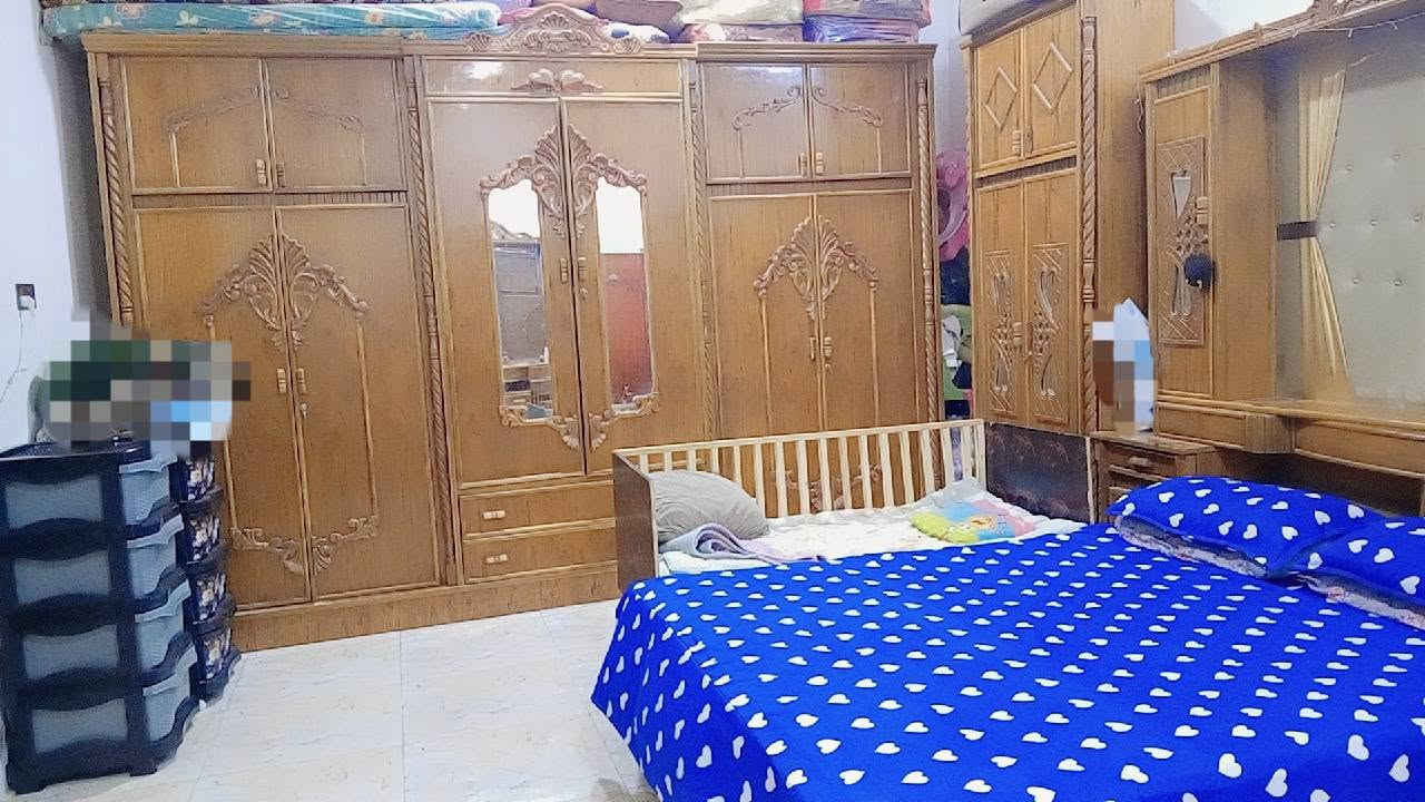 السلام عليكم دار للبيع
مساحه البيت 525 
يحتوي على غرفتين نوم 5/6 يحتوي على هول 10/4 يحتوي على استقبال 4/6 ومطبخ 5/5 صحيات داخليه وخارجيه حديقه وكراج سياره ويحتوي مع البيت قطعه ارض مساحه 1500 يباع البيت مع القطعه أو بدون العنوان بابل حله ورديه داخل قرب الناضم  للاستفسار ***********
