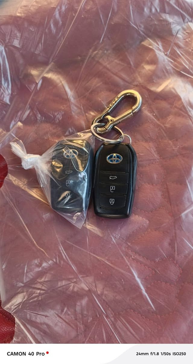 السلام عليكم كورلا للبيع 24هايبرد السياره شكل خليجي فول مواصفات داخل احمر 
كشنات كهرباء 
بصمه 
فول للاخير 
ماشية 12الف 
على وضع الشركه السياره 
سبير مانازل 
رقم بغداد بأسمنه
بيها رصعتين صغار
وحده بالجاملغ وحده باب الصدر 
على كد اصبعين ومصلحات 
السياره كفاله عامه 
بصمتين وياها 
غراضها كامله وياها على وضع 
 الشركه 
مناقصها شيء ابد 
مكان بغداد 
السعر 142 ومراوس حسب القناعه 
رقم الهاتف.***********
