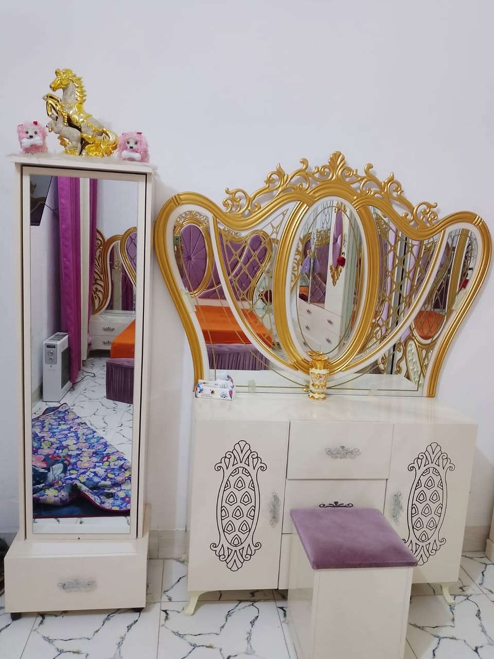 غرفه تركيه خشب قوي ونوعيه زينه جديده كلش ونضيفه زلغ واحد مابيه متكونه من ٩ قطع  سعره مليون والدوشك سعره اب ١٠٠ اطيك بي ضمان مكاني شطره الشراي يتصل ***********
