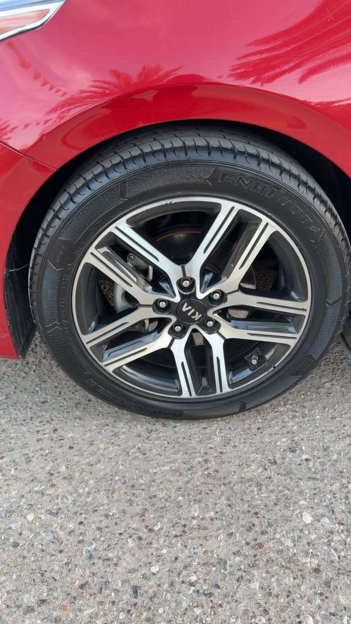 السلام عليكم للبيع كيا فورتي للبيع موديل 2020  بدون صبغ فقط دعاميات والصندوك بارد  السيارة جديدة بمعنى الكلمة مواصفات  شاشة كار بلي  رادار امامي  ويل كب كامرة خلفية ماشية 75 الف ميل  صدر جديد تايرات جدد مكاني بغداد العامرية  السعر 143 وبيهة مجال  للاستفسار ***********
