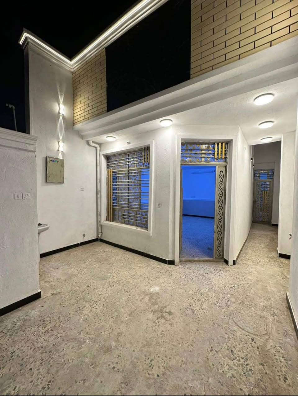 السلام عليكم بيت للبيع طابو صرف المساحه 100 متر الوجه 5م. طابق ونص غرفتين نوم صاله مطبخ صحيات مدخلين الموقع الدورة شهداء 
***********
