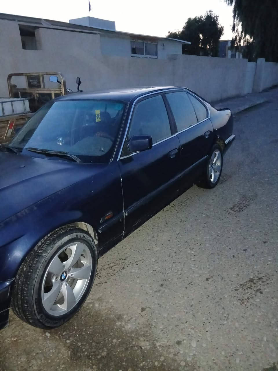 اخوان سياره بي ام 525 السياره كلها على بلادي ما بيها ولا ضربه كبيره بس بيها تصفيه وصبغ ناقصه بس بوليش جير محرك بالشرط لا صرف لا بخار كله جديد صدر جديد تخم تاير جديد سياره مال بيت نظيفه كلش السياره باسمي السنويه لحد 30 هزه جديده كربون مال بنزين بيه رقم الهاتف *********** او مراوس او بيع السعر 50 وبيها مجال بسيط
