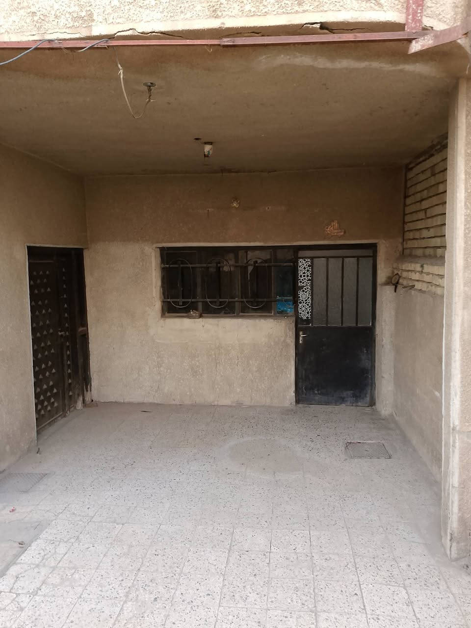 السلام عليكم بيت للبيع بسعر مناسب في منطقة شهداء البياع محلة 869 البيت مسلح يحوي اربع غرف نوم كبيرة وهول وصالة كبيرة جدا الصحيات عدد ثلاثة علما أن مساحة الدار 200 متر مربع الواجهة 10 ونزال 20 و الدار فارغ جاهز للسكن الاستفسار *********** الاتصال
