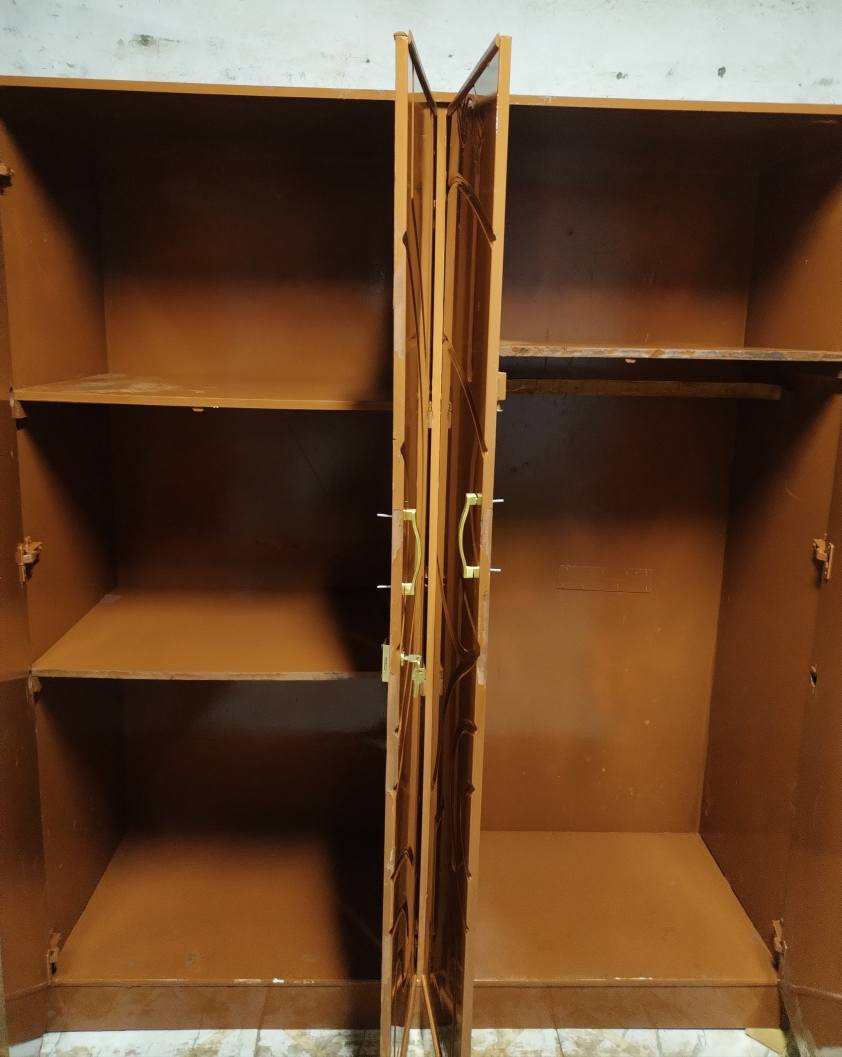 كنتور ماليزي طول متر ونص ورتفاع متر و٧٧س نضيف مابي شي ب 120 وبي مجال شراي خاص عنوان ديوانيه عمارات نسيج ***********
*********** ديوانية, القادسية
