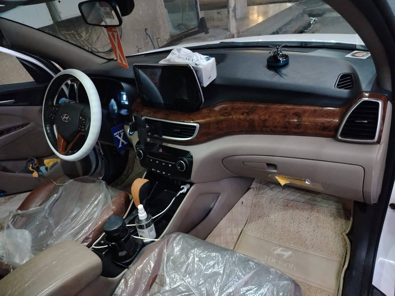 توسان خليجي موديل 2020 شركة الكاصد 
فول مواصفات 1/1
المواصفات
بانوراما
بصمة تشغيل
مرايا شفط
شحن وايرلس
كشنات جلد
داخل صاج
حساسات خلفية
أنظمة قيادة
منظومة زنون
كشنات كهرباء
شباك LED
محرك 2000 دوش
ماشية 49 ألف
السيارة جديدة وجاهزة
ما بيها أي نقص
أحلى من الصور شرط

المكان واسط الكوت
📞 ***********
🔴 السعر : 235

