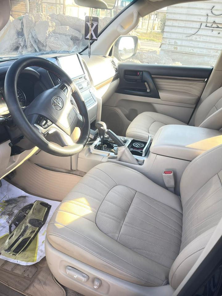 لاندكروز موديل 19 . ماشيه 150 . بيه بارد ربع جاملغ امامي ايمن . موصفاتها . زراك لايت . مري شفط وقلاب اشارة مري ترحيب . بصمتين ابواب . داخل جلد غرفه جديده . انذار سرعه 120 . كامره خلفيه دواره .  فتحه قماره . ثلاث قطع تبريد .  كير ومحرك مكفول ما مفتوح .  محرك 6 سلندر . سياره التراي مالته خير من الله . السعر 460 . مكانها حله . 
*********** وتساب
