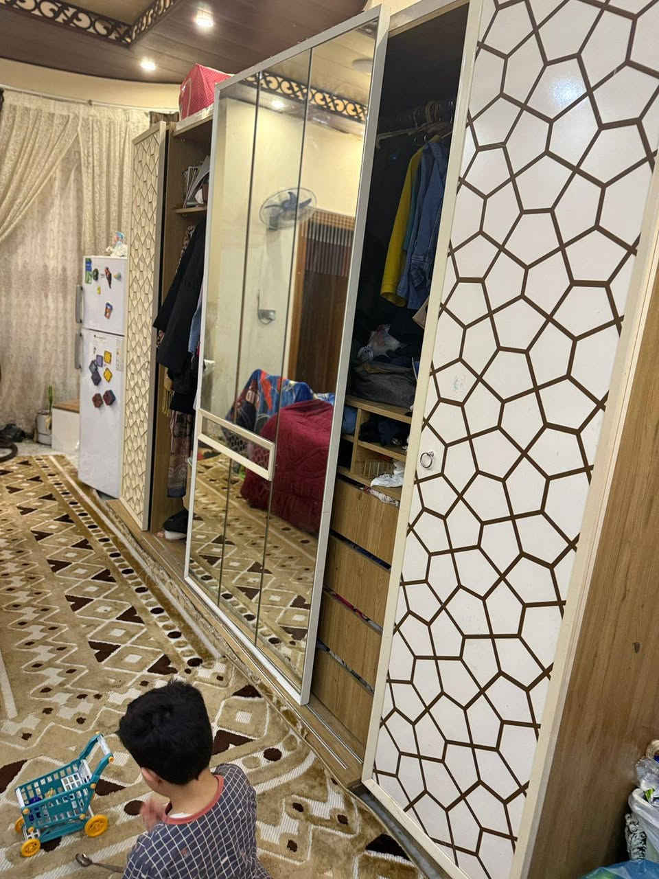 غرفة نوم كاملة نضيفه بالنسبه الصورة الكنتور اكو باب ثانيه بس تتركب بس احنه شايليها 
والكنتور اصير بيها اضائه هيه والميز وميز التلفزون
القنفه تنفتح مخزن العنوان البصرة الزبير منطقة حي الخطوة قرب مستوصف الخطوة السعر 750 وبيها مجال***********
