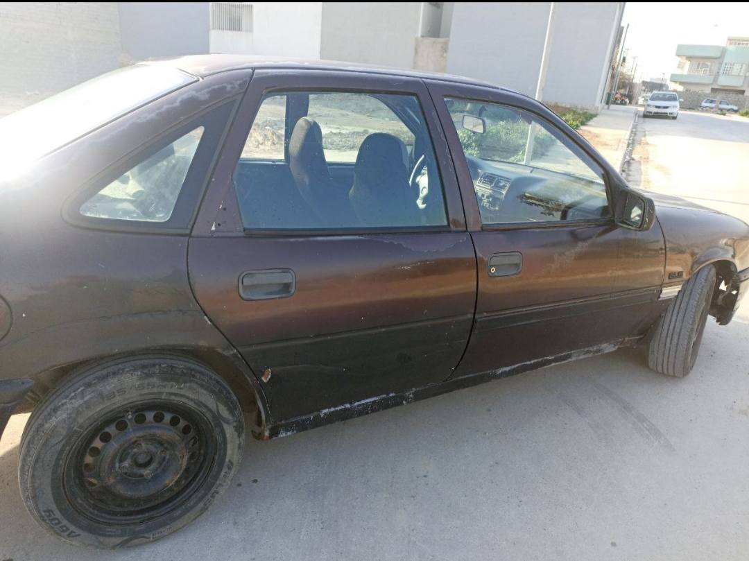 سيارة فيكترا موديل 1991اللون احمر ماروني محرك ك حجم 18 نظيف جدآ كير عادي جيد  صبغها احمر ماروني اصلي بلادي غير مصبوغة فقط الدواير وبعض الطخات البسيطة رقمها الماني وشرط التحويل للاتصال ***********
