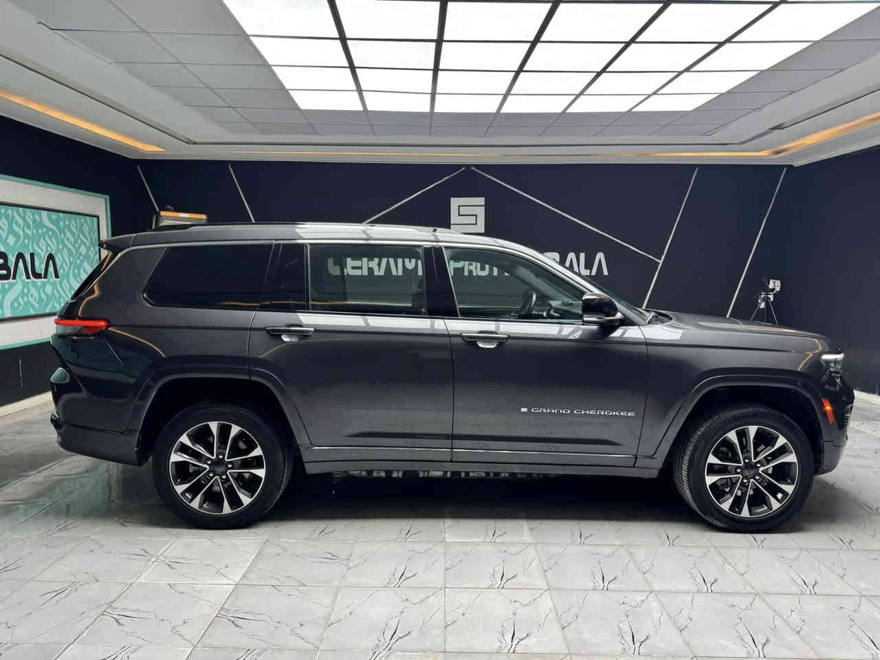 جيب كراند شروكي اوفر لاند 2022
رقم بغداد باسمي
فول مواصفات 
جكات كهرباء تصعد وتنزل السيارة 
سستم صوت ماكنتوش 19 سماعة 
دفع رباعي 
وضعيات قيادة 
اضائه لد متغيرة بالكامل داخل السيارة 
سقف بانوراما قابل للفتح 
بصمة تشغيل 
دخول ذكي في جميع الابواب 
عجلات المنيوم قياس 20 
7 مقاعد 
مقاعد جلد 
مقاعد امامية وخلفية تدفئة + تبريد 
شاشة لمس حجم كبير 
تحديد مسار ومحافظة على المسار 
حساسات امامية 
حساسات خلفية
نظام الكبح التلقائي 
مري كهرباء 
رادار امامي 
رادار جانبي 
هيتر بالمري 
تعتبم بالمري 
اوتو هولد 
اوتو ستوب 
خزن مقاعد 
مقاعد كهرباء 
٣ قطع تبريد 
جنطة ذكية كهرباء 
عداد دجتل متغير ثيمات 
وهواي مواصفات بعد
كير ماوس 
لد نهاري 
بكلايت لد
داخل مطعم بالصاج
تدفئة ستيرن
تبترونك
نظيفة جدا السيارة بدون اي نقص جاهزة من كلشي اي ملاحضة مابيهة تخم تاير جديد  
صبغ طرف الجامع والبنيد بدون ايرباك جديدة جدا
مكان السيارة كربلاء 
السعر 375$ وبيهة مجال 
للاستفسار 
***********
