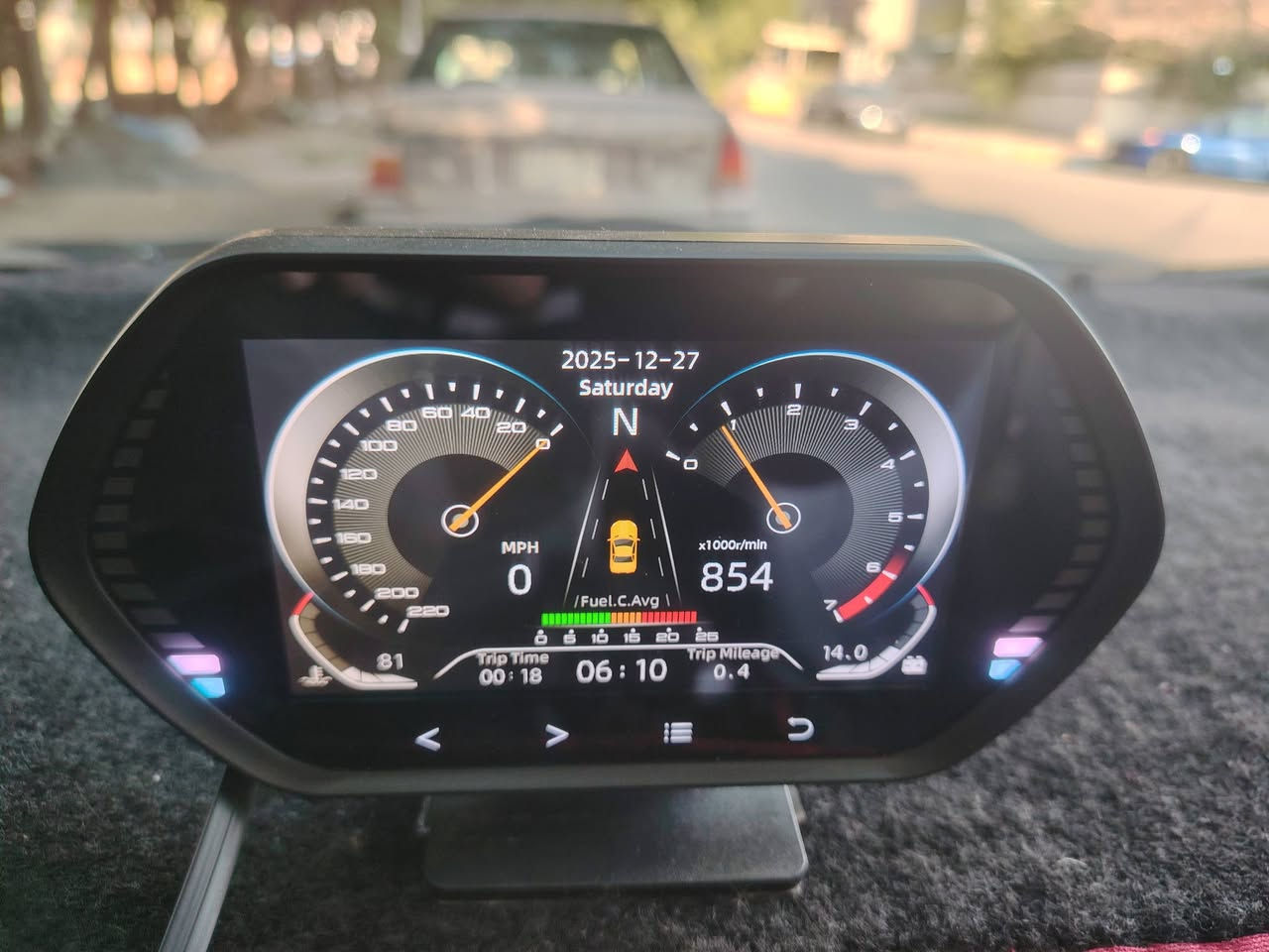 السلام عليكم شباب عندي شاشة عرض كيجات السيارة بشكل مميز تعرض كل بيانات السيارة سطوع عالي الوضح مدمج بيه حساس ضوء النهار والليل الشاشة لمس رايدها ب 80 الف مكاني بغداد العطيفيه ***********
