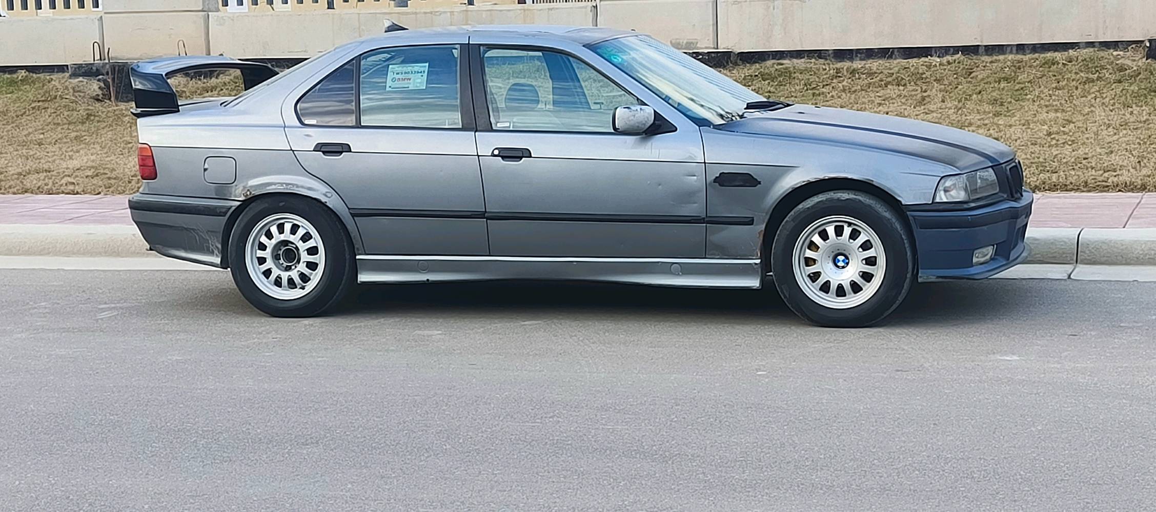 بيئم ٣٦е
V6
رقم دولي جديد
محرك جديد
كير عادي 
حداديه جديدا 
تايرات نضيفه 
بغداد حي لجهاد 