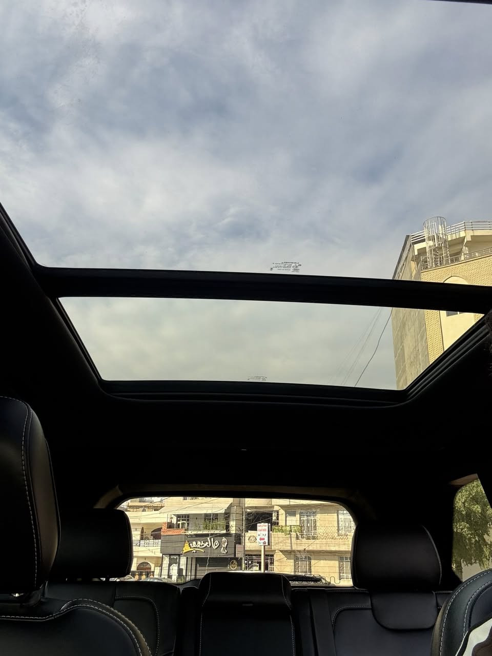 ‏  حادث بسيط جدا Jeep Grand cherokee 4xeبدون ايرباك
الموديل٢٠٢٤ 4x4 هايبرد
ماشية 39000 
الداخل لونين مطعم بصاج
إنارة داخلية LED 
5 راكب 
‎3 انضمة بنزين +هايبرد +كهرباء
#مواصفاتها
.  
.بصمه تشغيل عن بعد
.دمام خلفي
.كشنات جلد
.كشن السايق ميمري
.كشنات كهرباء
.صندوق كهرباء
.حساسات خلفيه 
. قطعتين تبريد 
.اشاير بالمري
.رادار امامي
.رادارات 360
خمسة وضعيات قياده
. بنوراما فتحتين
. كير ماوس
. نظام منحدرات
. هيترات بالكشنات 
.ويل كب كروم
.لايتات لد
.بكلايت لد
.كشافات
.بصمة ابواب
. نضام توقف ذاتي
فول مواصفات 1/1  بعد بيها مواصفات
صور الحادث على الخاص
السعر 32000$ وبيها مجال
للاستفسار اكثر الاتصال على الرقم

***********
