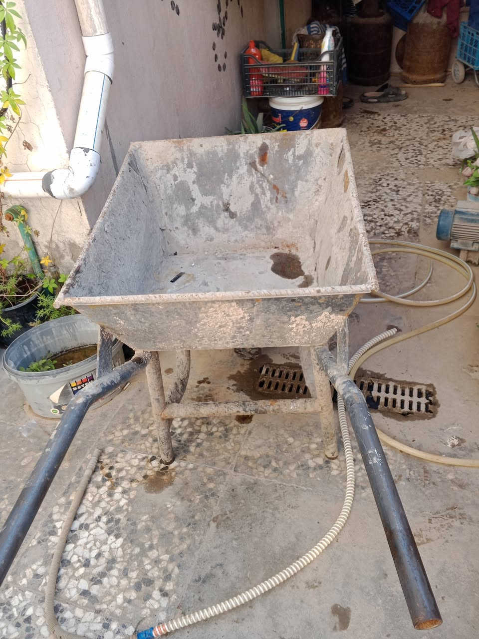 السلام عليكم
عندي غراض مستخدمه للبيع
غساله السعر 100
السبلت واحد طن السعر 100
العربانه السعر 25
الميز مال فلافل وهمركر جديد غير مستخدن السعر 35
العنوان البياع شارع الرافدين 
***********
متواجد واتساب فيس
