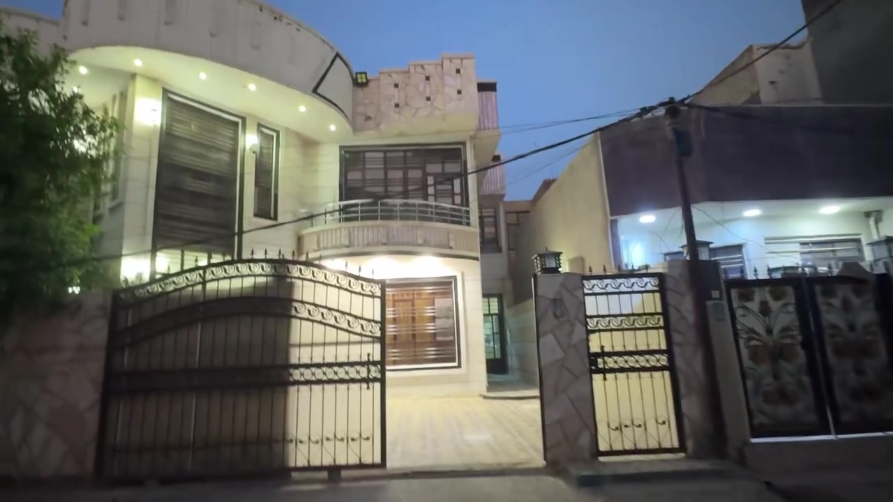 ﷽

المساحه 300م وجه 15 نزال 20 على فرعين عرض الفرع 8م ملك صرف زراعي سند 25 مستقل

بناء 🔨 طابوك رفت درجه اولى 

يحتوي على 

5 غرف نوم  غرفه سويت
مجموعه الحمامات 5 خارج وداخل بكلا الطابقين 
2 أستقبال
2 مطابخ بكلا الطابقين
وجهين بابين على فرعين 
+كراج وحديقه 

لموقع/ حي الجزيره مقابل جزيره بغداد بعد الباب الاول الفرع 6

للأستفسار / *********** نزار الطائي 

#مكتب الفهد للوساطة العقارية
