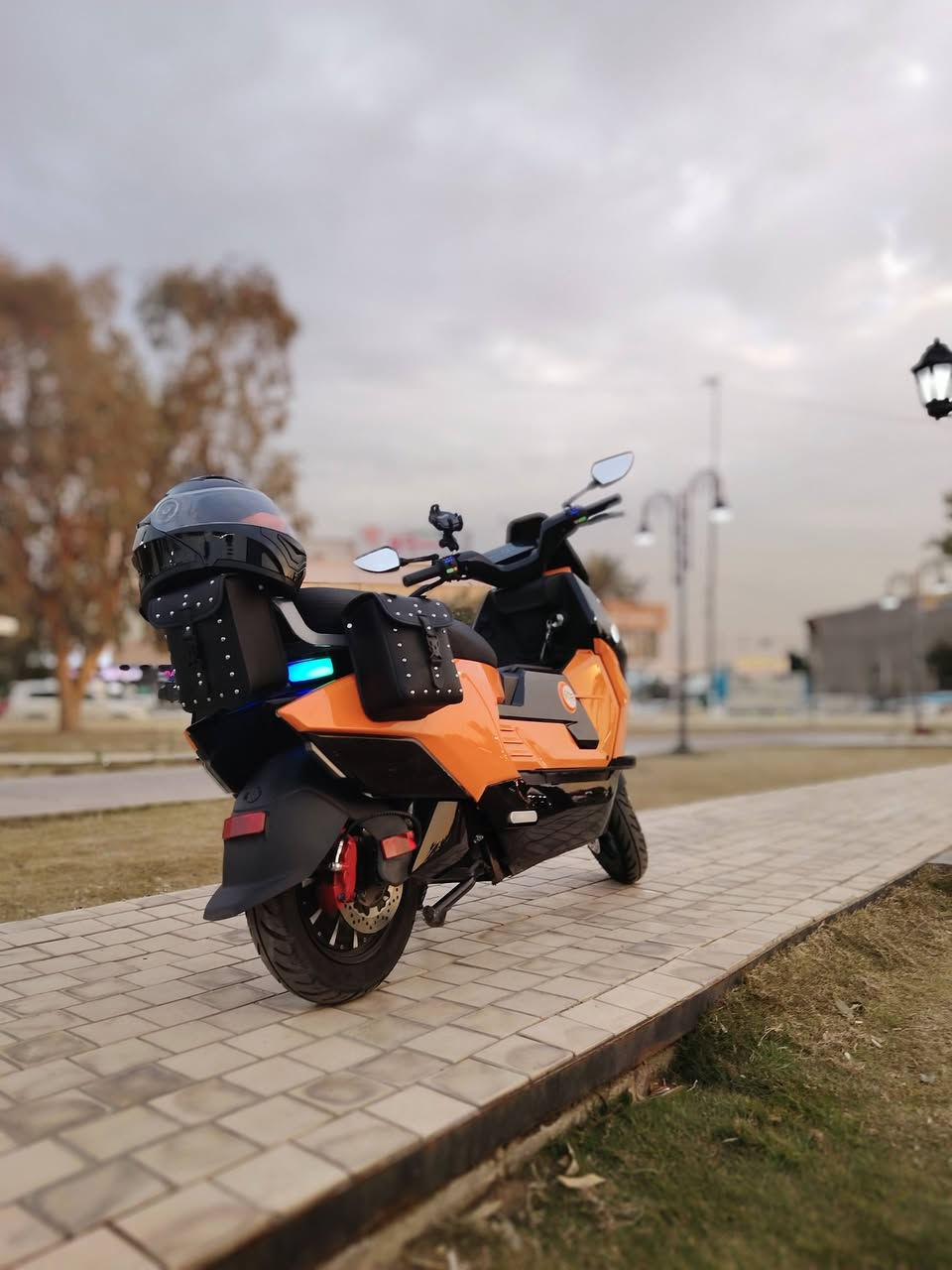 دراجة سيزر ليو للبيع
المواصفات
بطارية ليثيوم 50 امبير فوسفات الحديد
سرعه تصل الى 100
تقطع مسافه بلشحنه الواحدة تصل الى 120 كيلو متر
شكل مميز ولون مميز
تحتوي على بصمة وكرت وسويج 
نظام abs
نظام حماية قفل
نظام تثبيت سرعة
نظام 3 سرع
نظام p
نظام الرجوع الى الخلف
نظام قراءة الاعطال
تحكمات ضوئية
دبل اشارة يمين يسار
لايت زنون عالي
اضاءة ملونة خلفي وامامية
بريكات دسك
وصل الشراء موجود 
العنوان بغداد القاهرة
للاستفسار ***********
رجاءآ الميعرف سعره لايتصل
